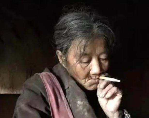 甘肃女流浪汉张素英蜗居在荒凉的破窑洞里，却每天坚持把脸洗得干干净净、头发梳得整整