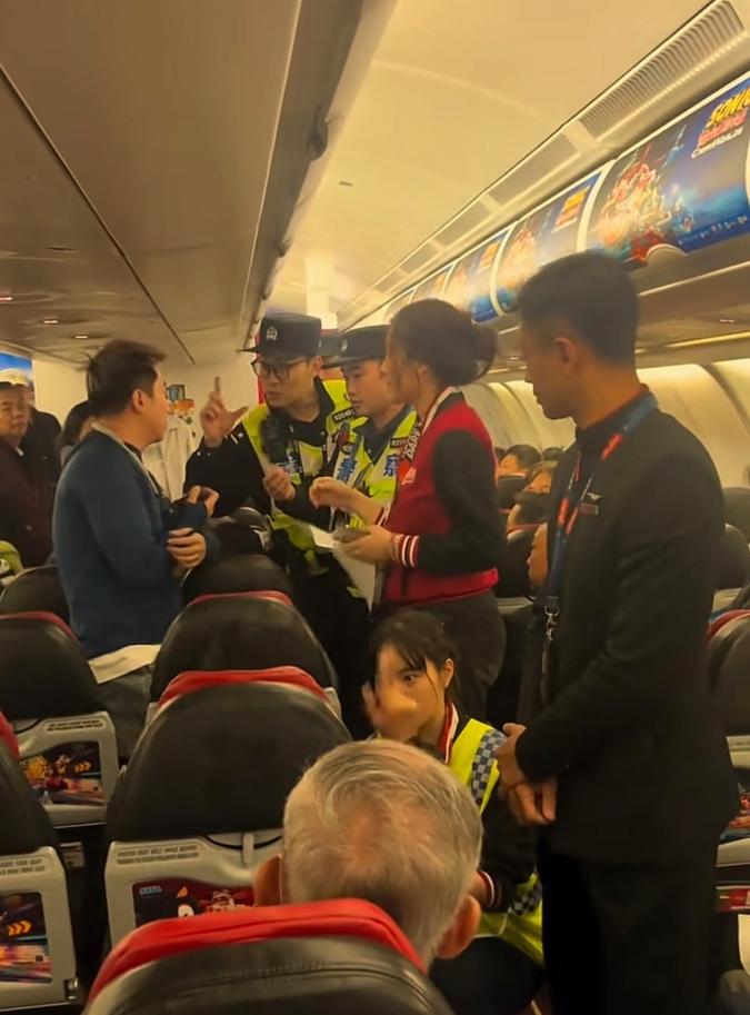 4月22日凌晨的重庆江北机场，一架满载乘客的跨国航班，硬生生被逼停在了滑行道上。