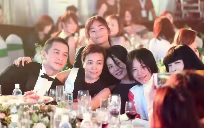 前工作人员晒照，王菲穿黑衣短发现身嫣然晚宴，同框李亚鹏像朋友 