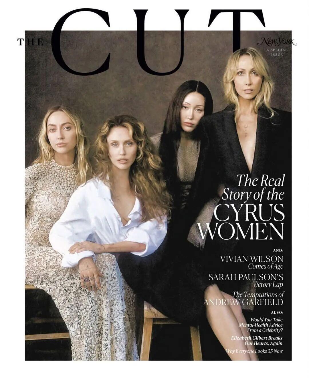 日，Miley Cyrus 与她的母亲 Tish Cyrus、姐姐 Brandi