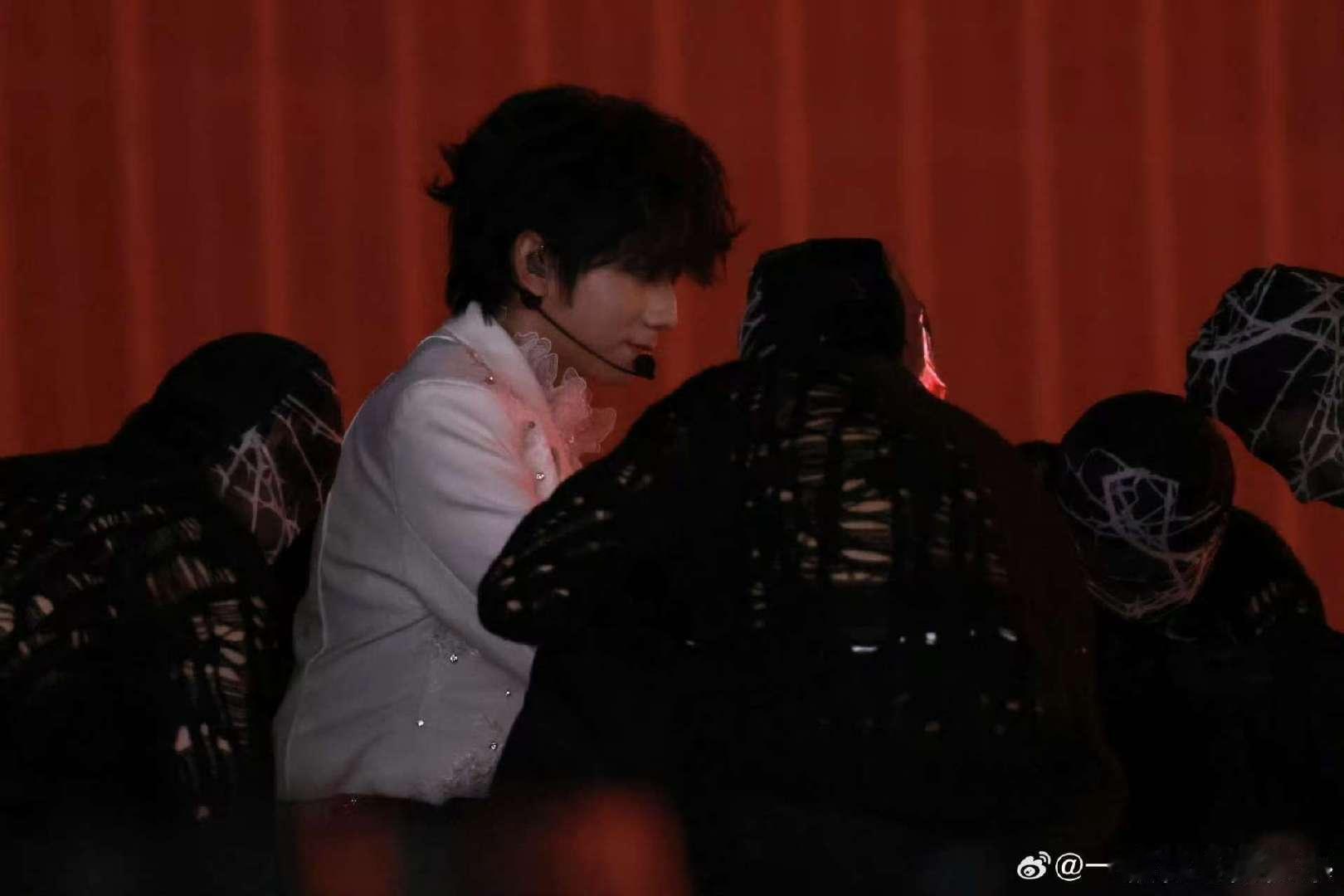 王橹杰候场时在偷笑王橹杰一直在偷笑王橹杰候场时在偷笑，橹穆一起表演第一个双人舞台