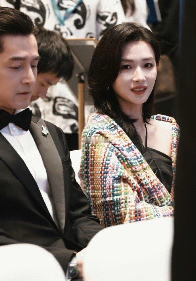 胡歌给万茜看女儿的照片，万茜看的同时还不忘用手挡住，生怕被偷拍 ​​​