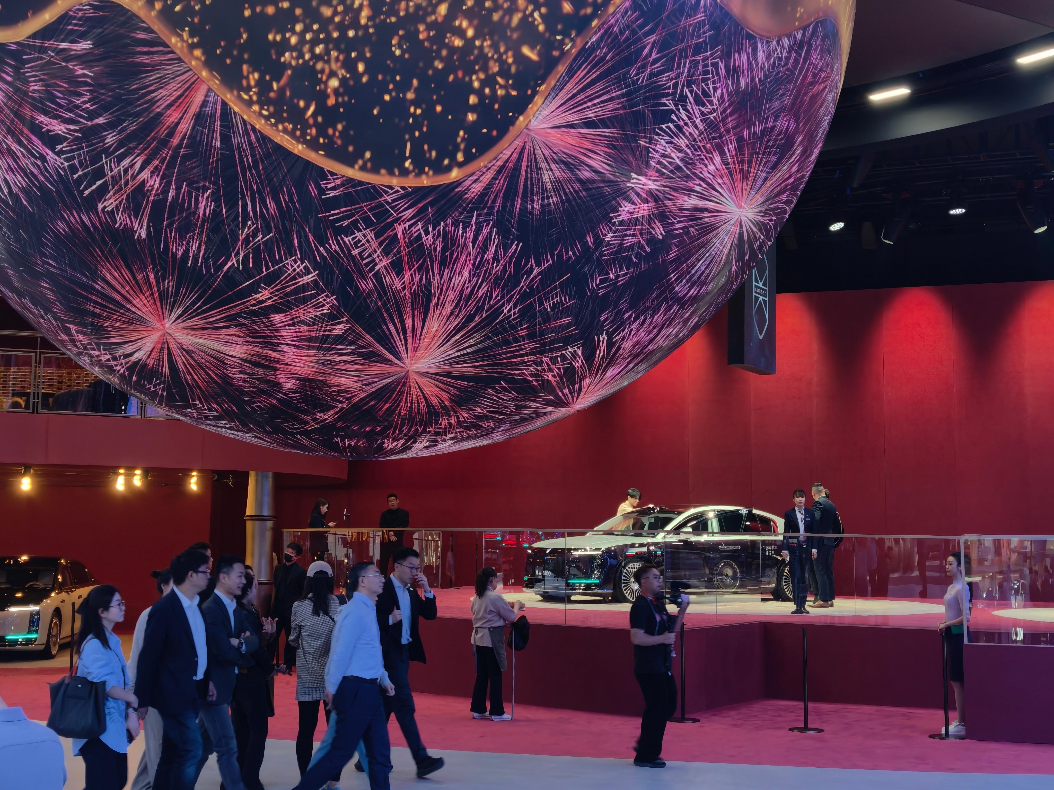 2026北京车展最美也是车最多的展台，鸿蒙智行。4400平米，放了20多台车。五