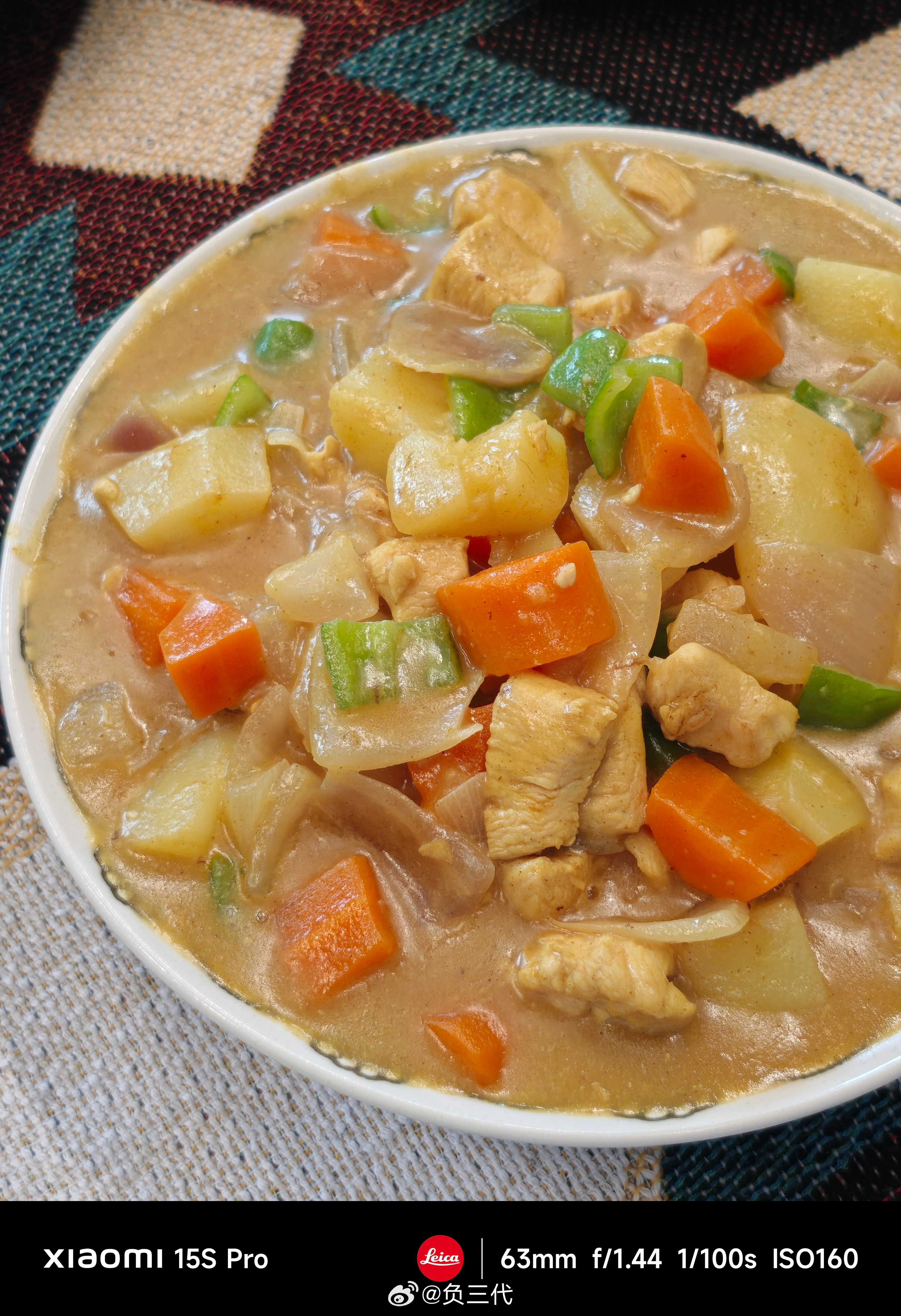 最近喜欢吃咖喱，今天又做了一份鸡胸肉版，原来是真的，鸡胸肉怎么做都不会好吃[允悲