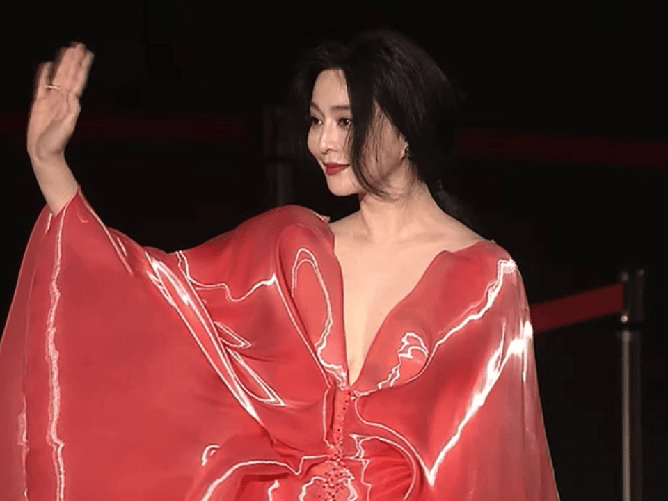 如果穿大礼服，那我希望是这种材质的衣服，我喜欢突出不喜欢低调，星光女低调不起来 