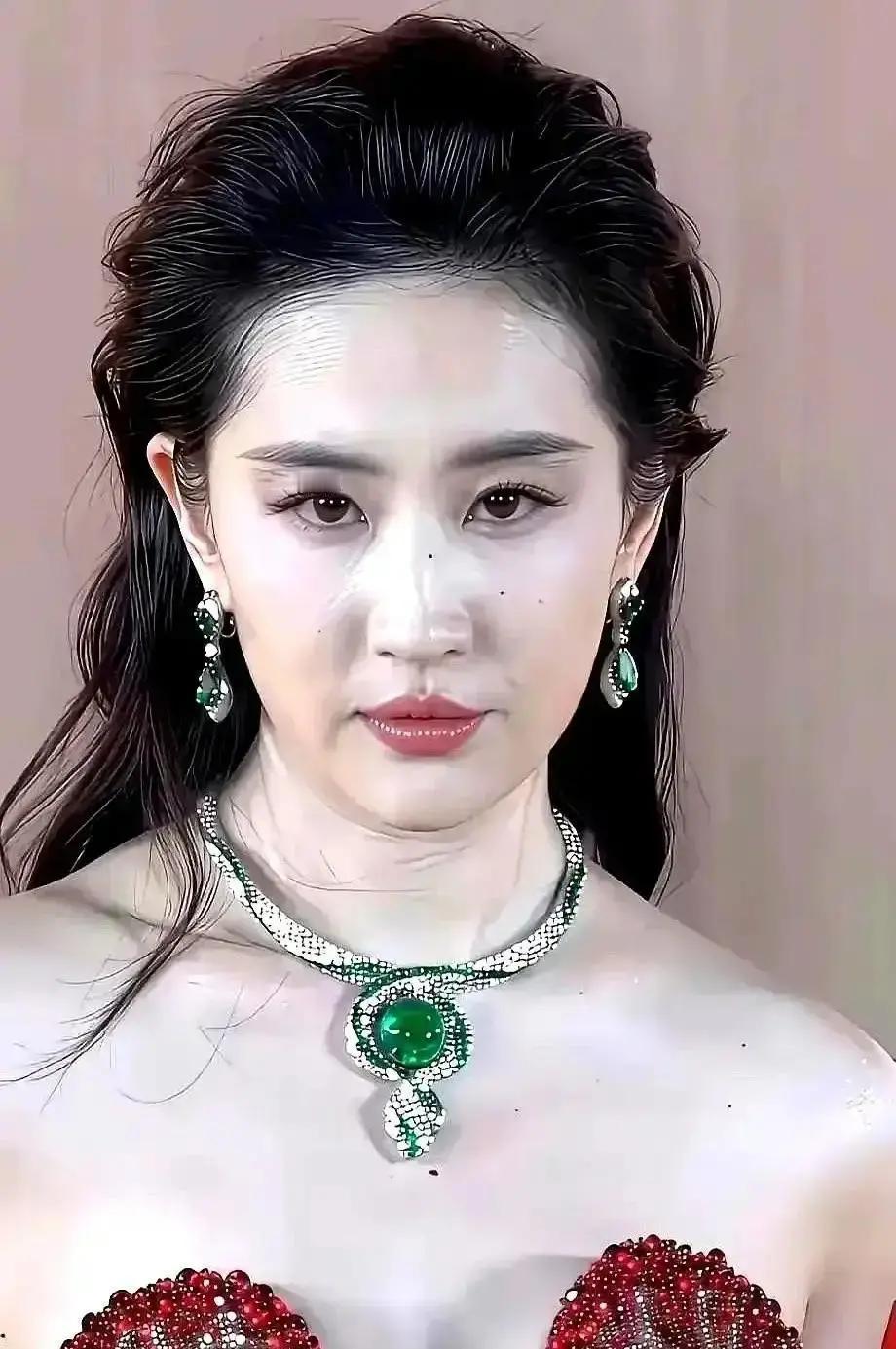 素颜被拍，她反倒封神了
 
刘亦菲没化妆出现在巴黎街头那天，Dior大秀刚散场。