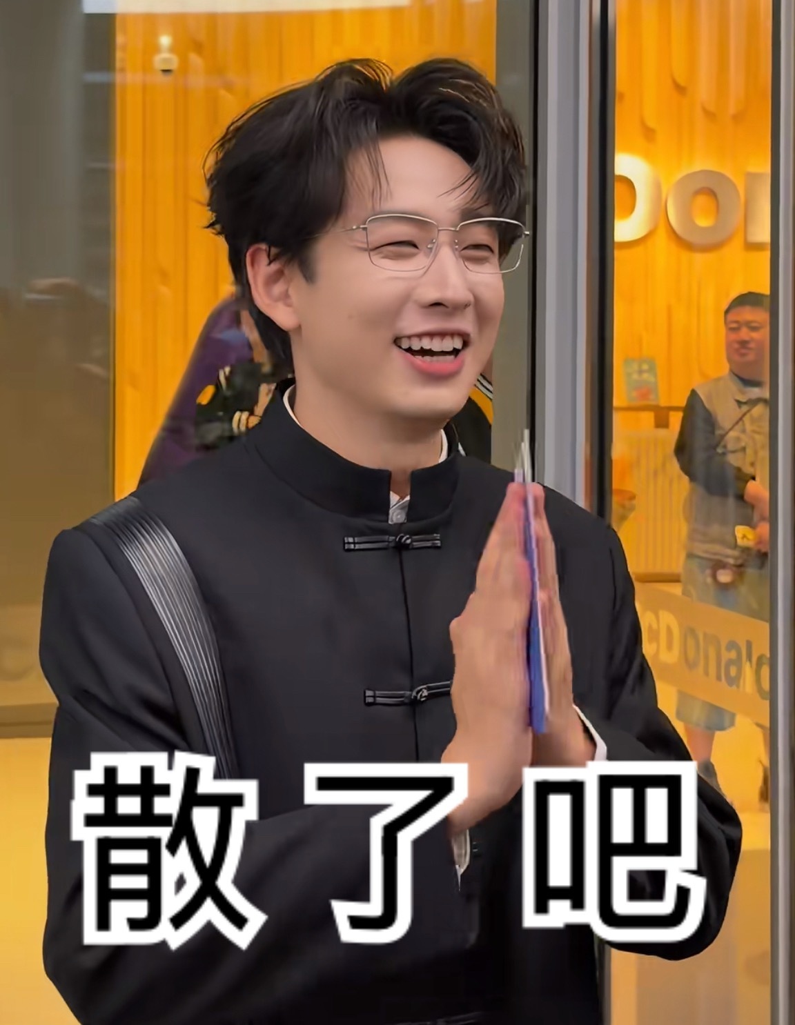 齐思钧开车接女友回家小齐好像也没否认过自己不是单身呀 好像在一起很久了吧？ 