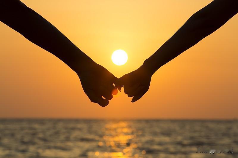 被问到这个问题时，
我的答案从来都不是绝对的。
​首先要看他是否值得我为他付出生