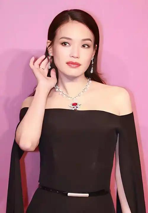 2026年4月17日，第十六届北京国际电影节创投路演现场，担任评委会主席的舒淇上