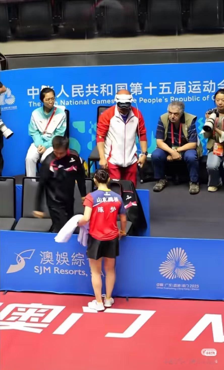 这体育还有没有公平可言了！请不要祸害我们的国球啊！这到底是啥东西？有人科普下吗？