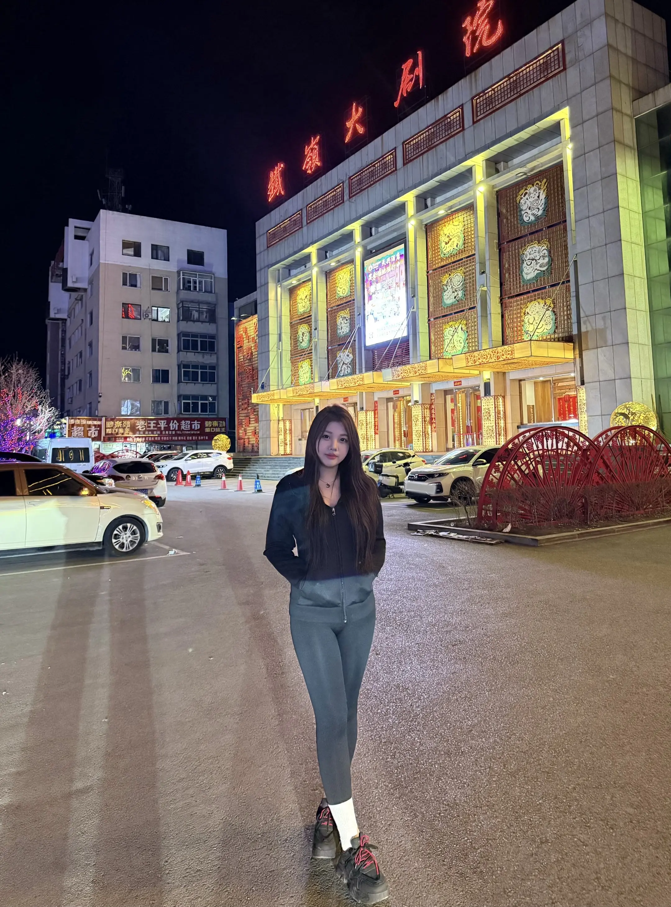 大高个子门前站 穿啥都好看