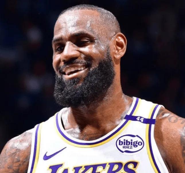 詹姆斯生涯得到43394分，已经领先历史第二贾巴尔达到5000分
4月11日消息