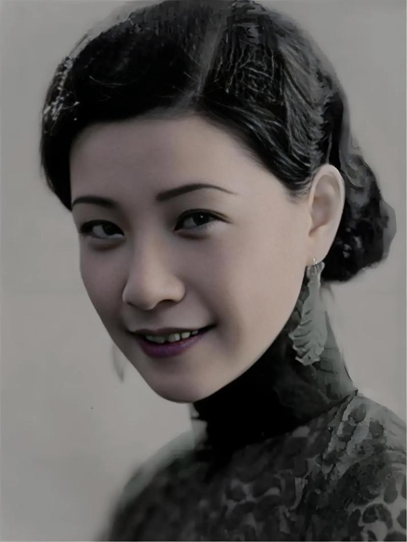 阮玲玉最美的3张照片。
阮玲玉（1910–1935），中国早期无声电影划时代女演