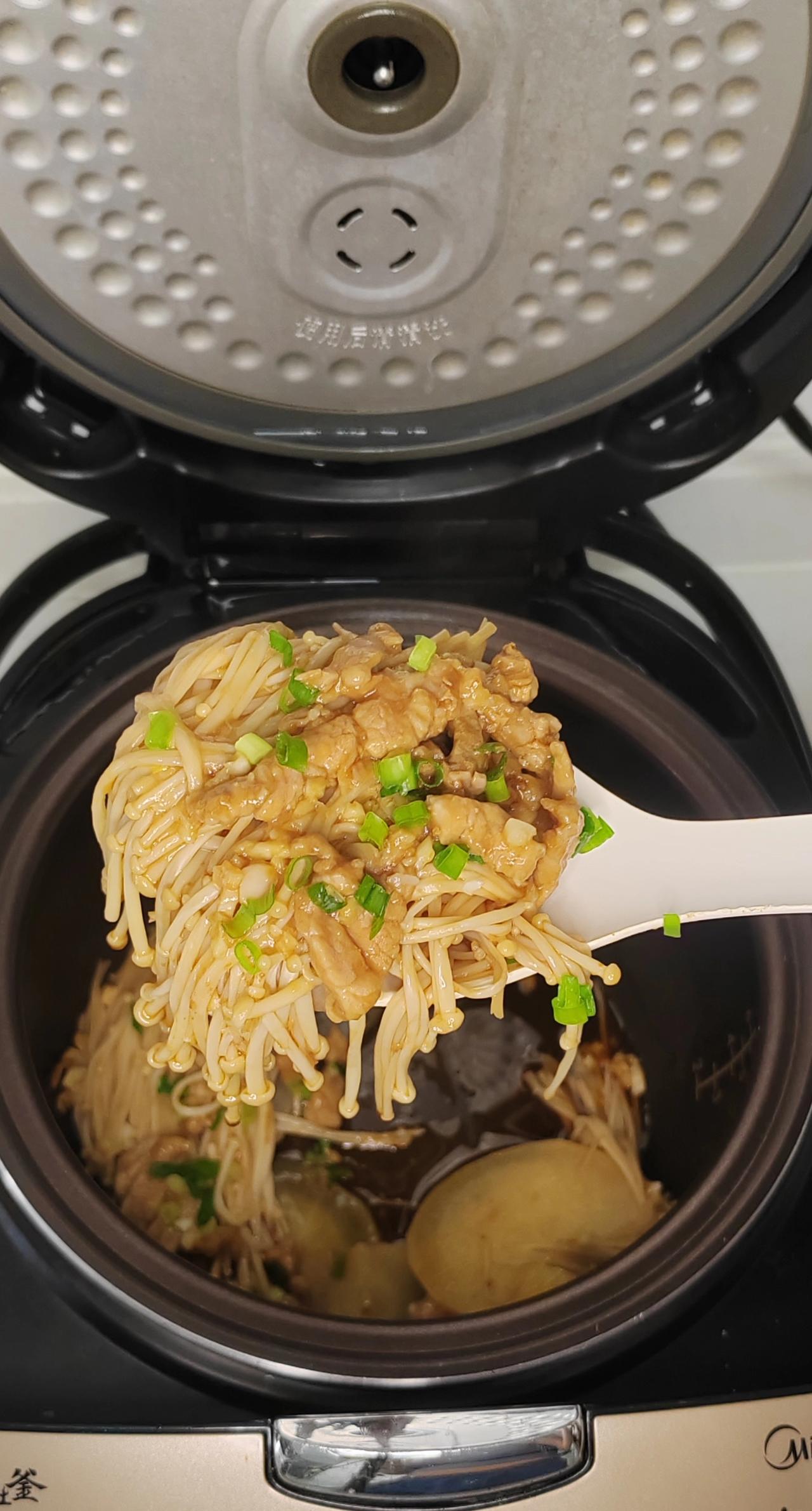 🍚电饭煲真的是懒人福音！今天这道香煎鸡胸肉，不用开火不用看锅，15分钟就能搞定