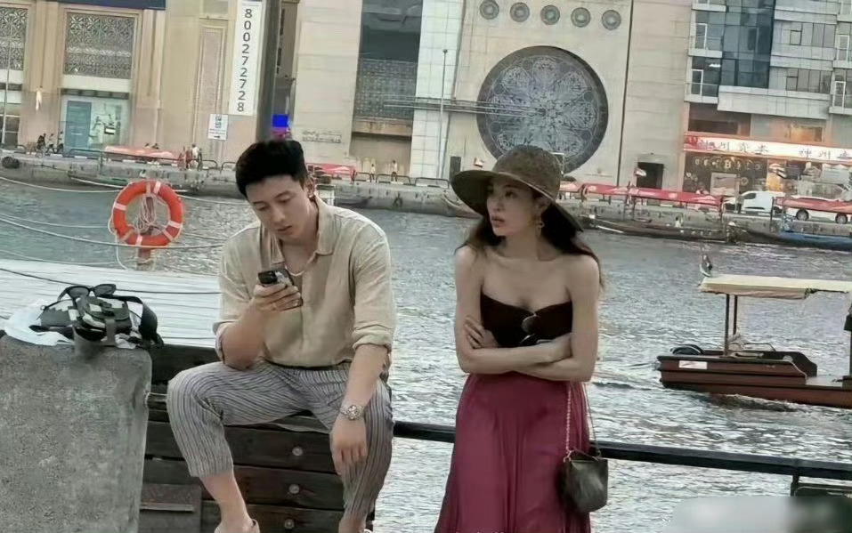 男友只顾玩手机，她辛苦打扮却得不到重视，谁都会不开心 