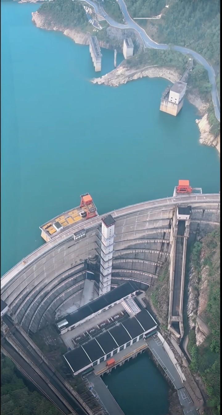 江南好 .  东江湖
作者：黄爱国（诗酒涵）湖南

东江水，
一坝锁成湖。
倒影