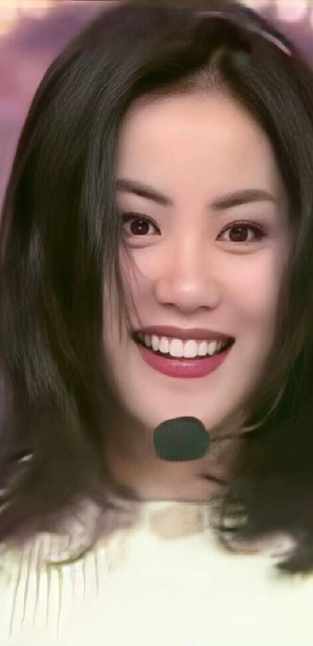 王菲年轻时的美丽与灵性令人陶醉。她的独特气质和魅力令人难以忘怀。 ​​​