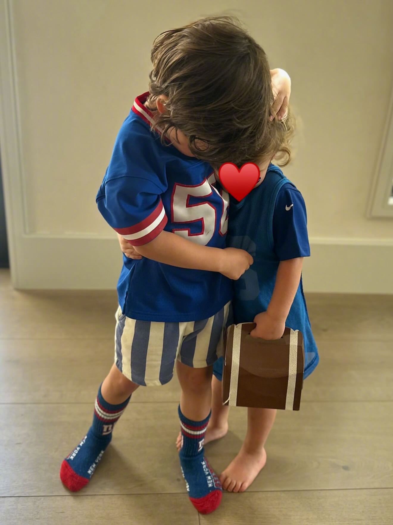 Karlie Kloss分享两个儿子和女儿，老二留着长发，妹妹就来了！前几日，K