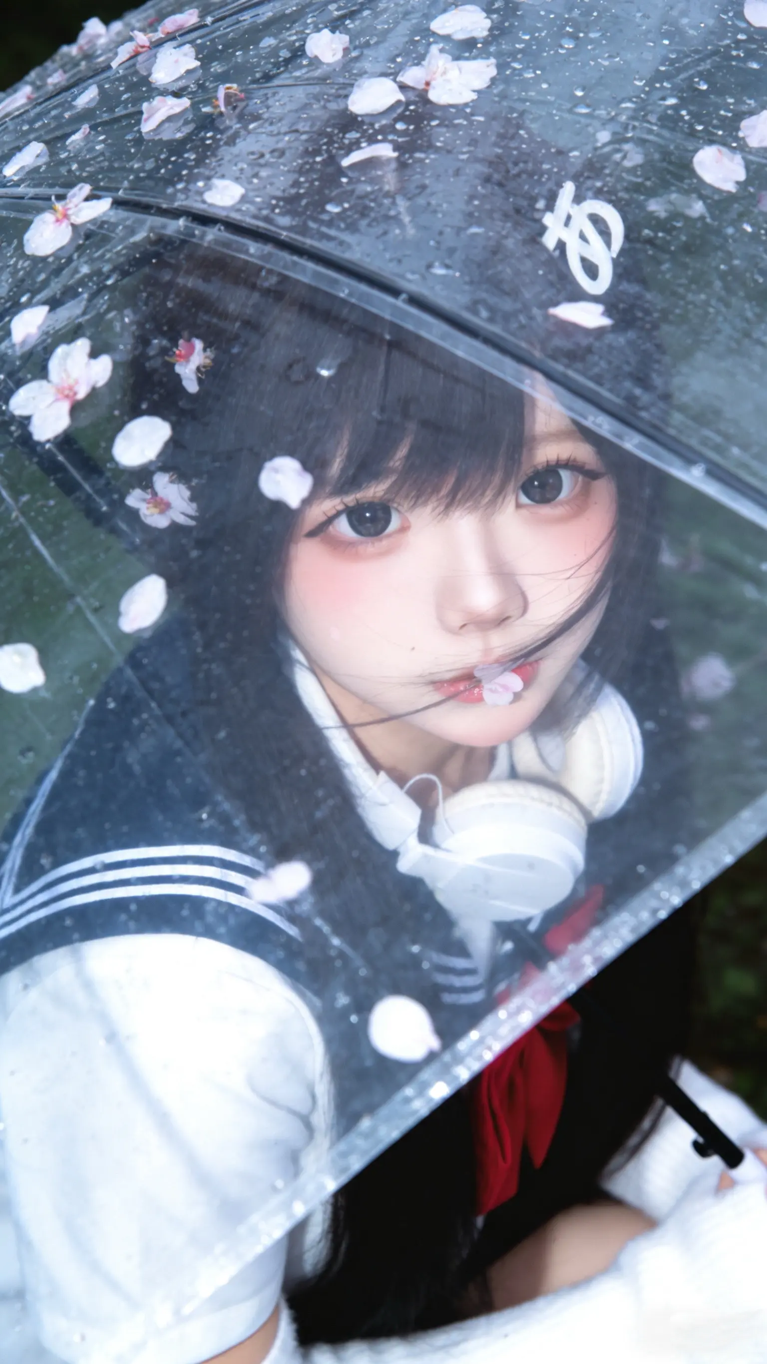 讨厌下雨天  讨厌你不在身边。