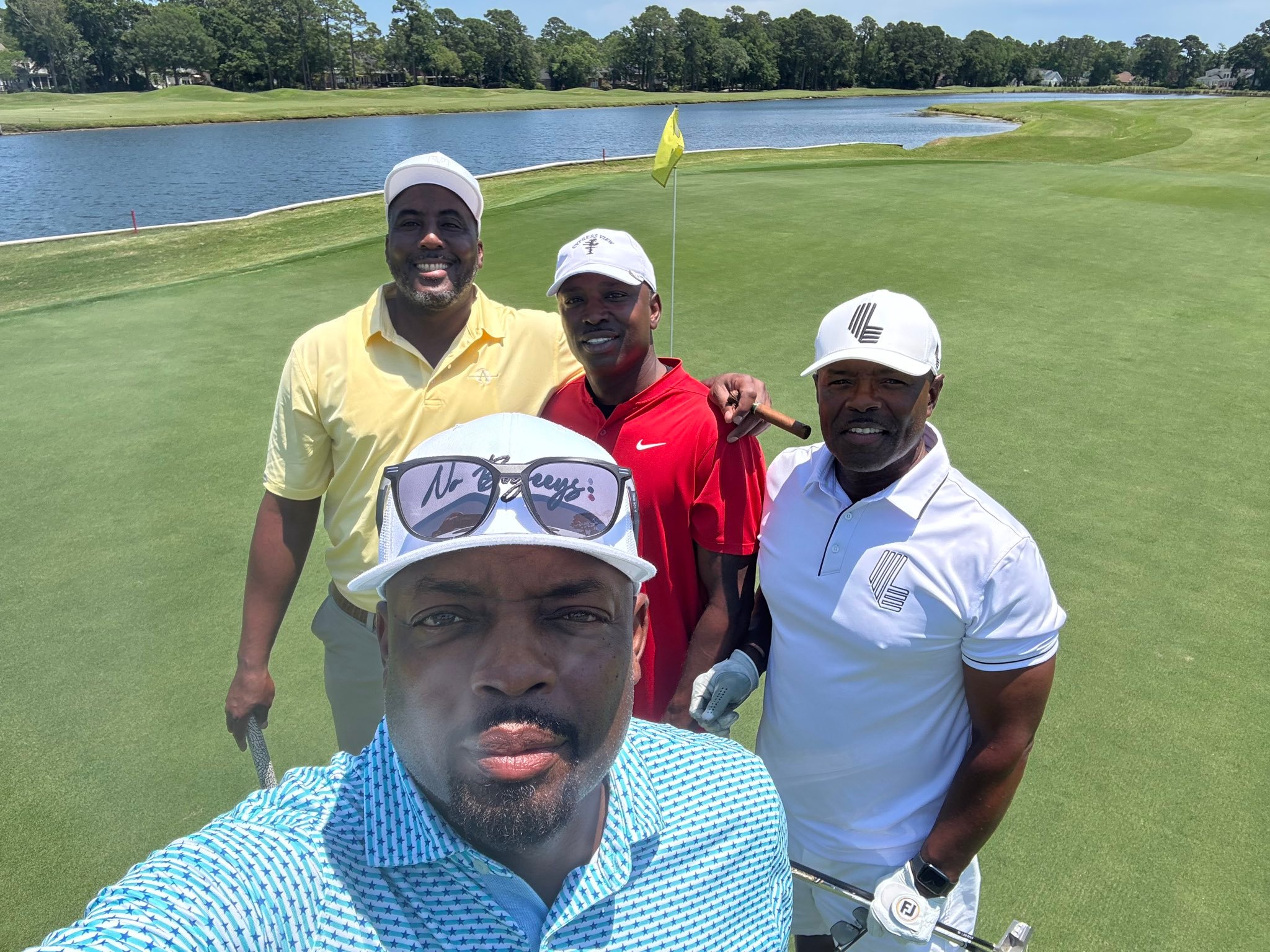 两位湖人旧将——范埃克塞尔、埃迪琼斯相约活动，埃迪琼斯都胖成马龙了[吃瓜][吃瓜