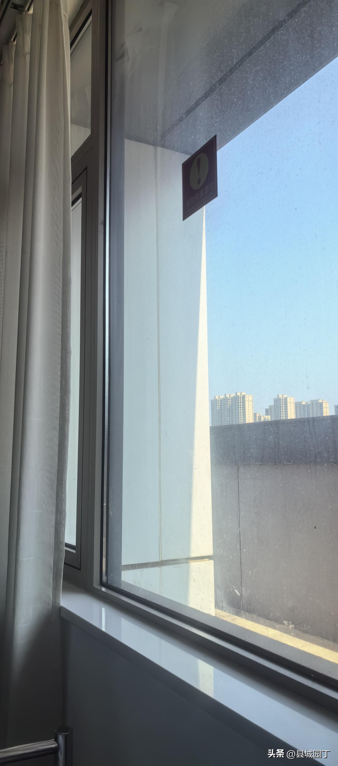 烦闷，无聊，灰头土脸的玻璃窗外，骄阳似火。

我想让窗外有一棵树，叶子在阳光下肆