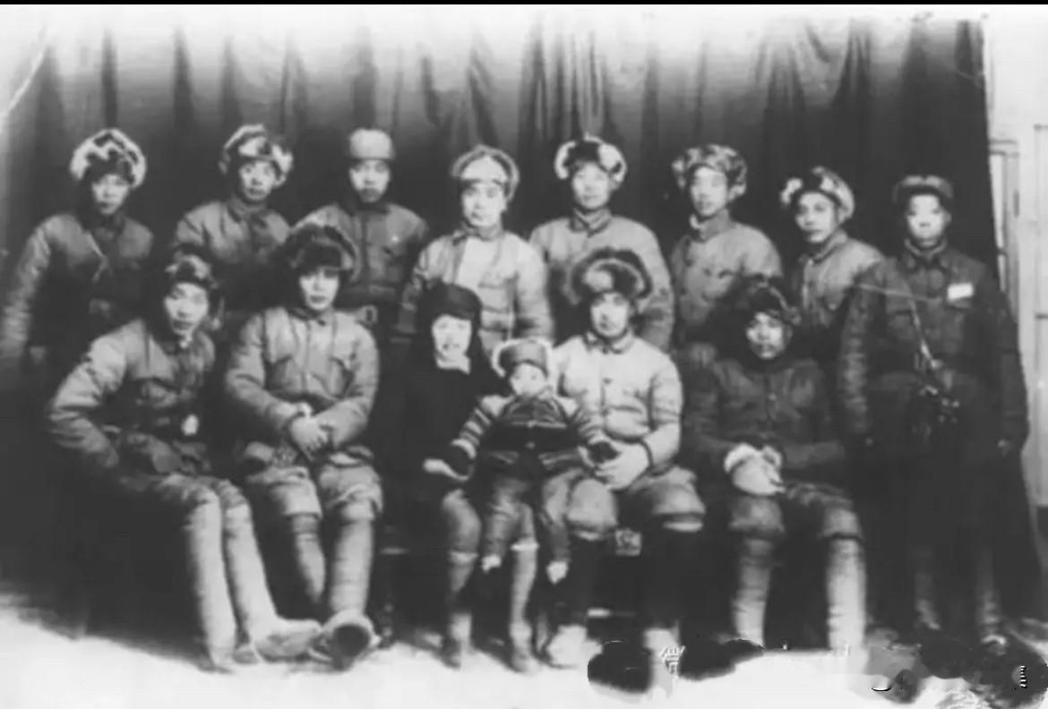 1946年元旦，晋察冀军区炮兵团领导合影（前排左起：陈靖、王正国、白竞凡抱着孩子