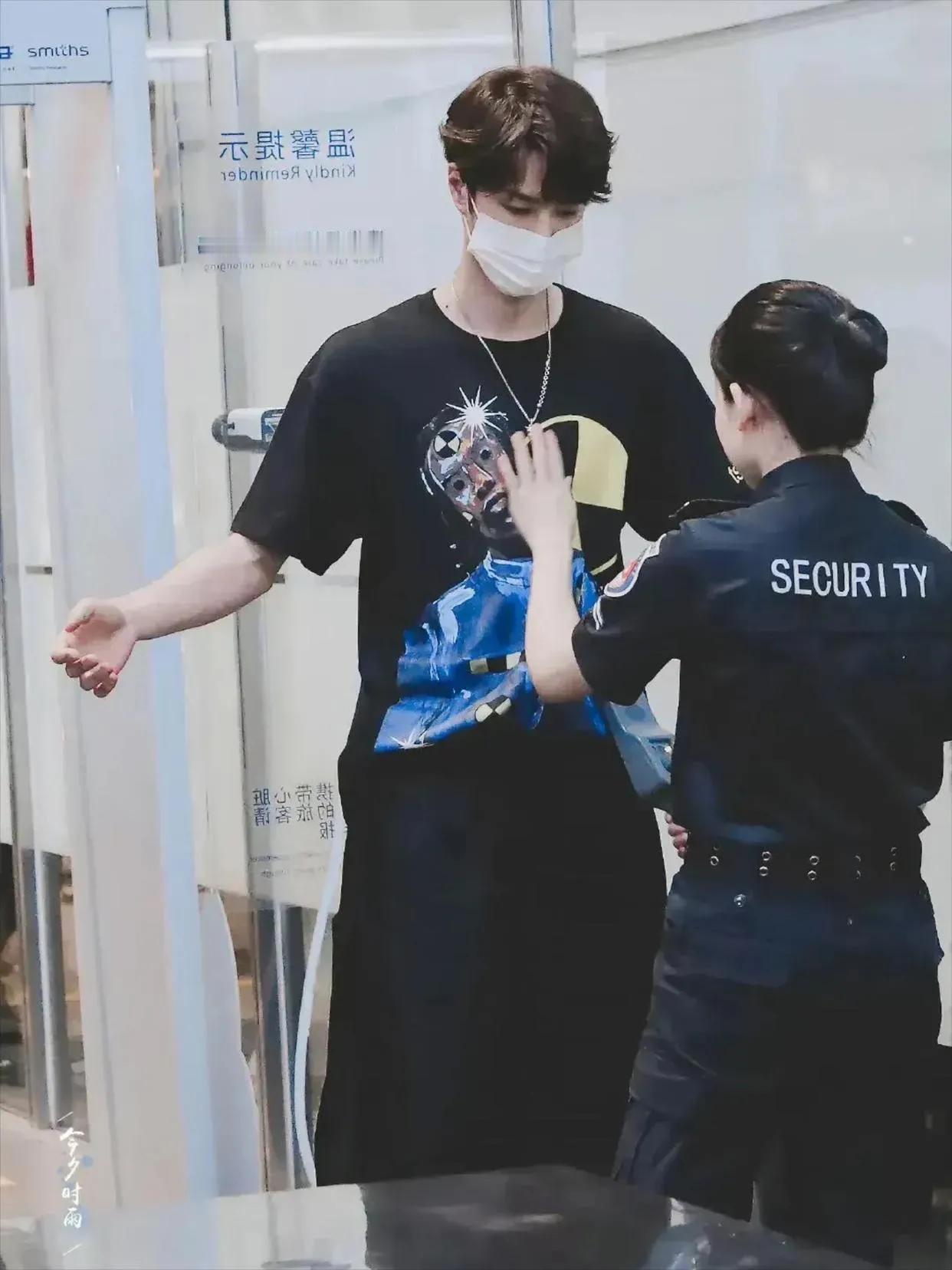 好羡慕这位安检小姐姐，安检员真是一个让人羡慕嫉妒恨的职业！安检就安检，为什么要摸