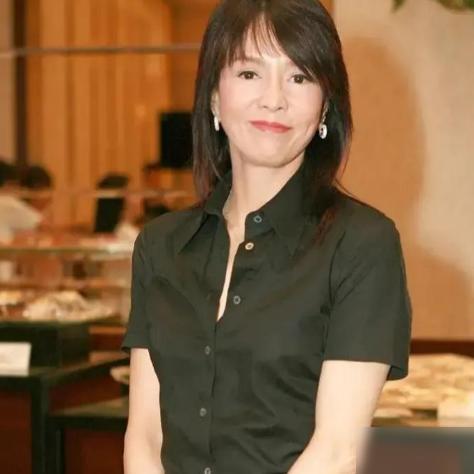 [微风]郑裕玲，67岁把几千万的珠宝全卖了，她最让人意外的，不是舍得放手，而是她