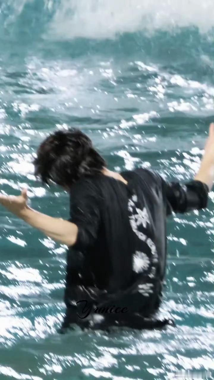 胡先煦冲浪获称天才从零基础到成功冲浪，胡先煦进步肉眼可见，敢于尝试挑战，在海浪之