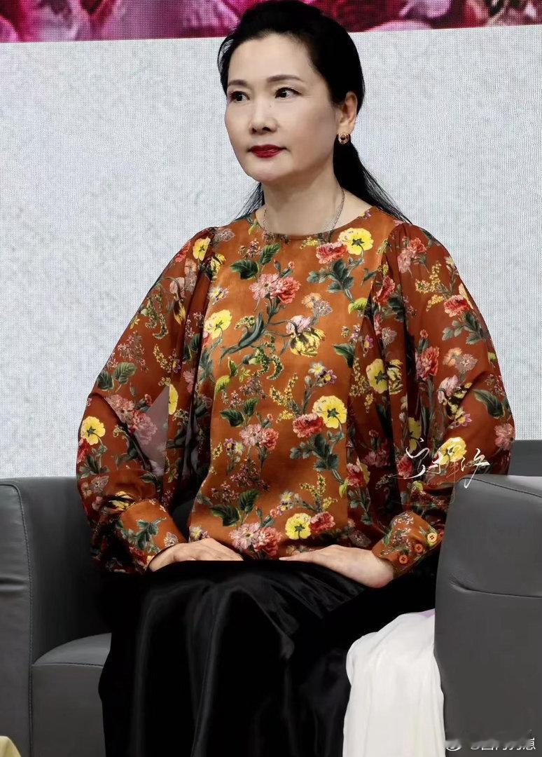 62岁何赛飞状态太出彩，印花缎面衫配黑半裙，优雅端庄尽显温婉贵气 