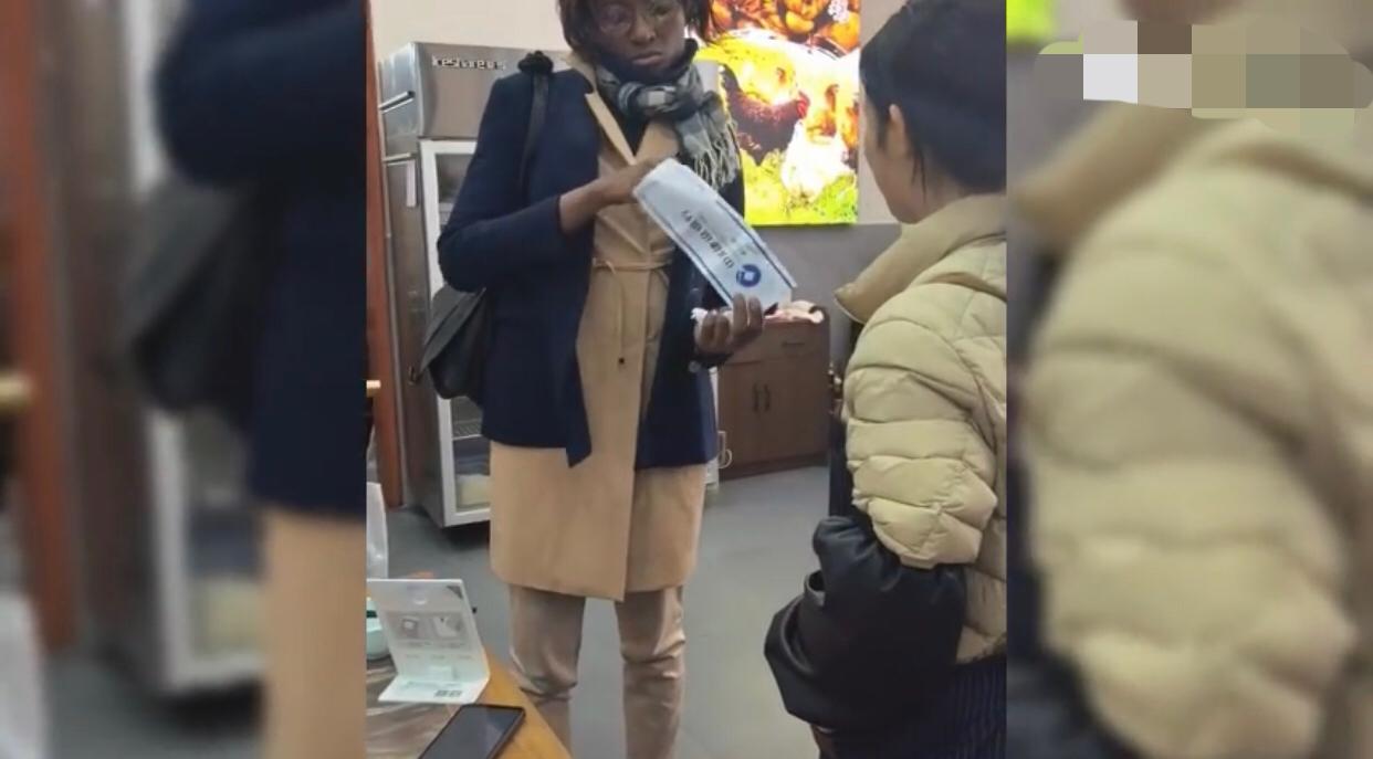 一名黑人女子在浙江的一家餐馆就餐时，点了一堆菜，等到饭菜都上齐了后，这名黑人女子
