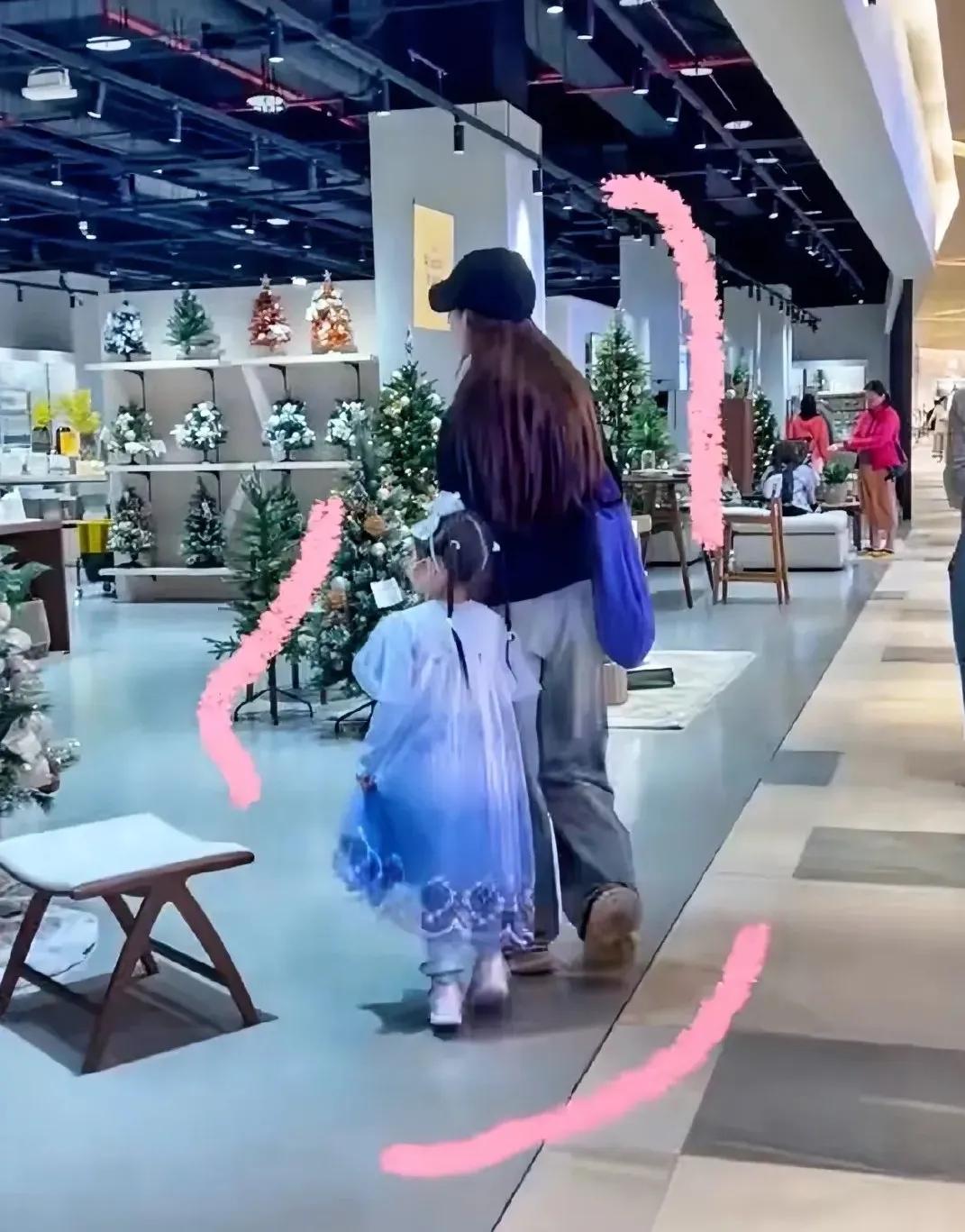 郭碧婷带着小奶黄逛街，只见母女两人独自在商场溜达，未见带着保姆。小奶黄头上戴着蓝