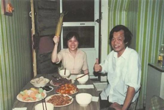 1997年，王小波猝死后送到殡仪馆，好友胡贝给火化工人送了几瓶好酒。

这个身高