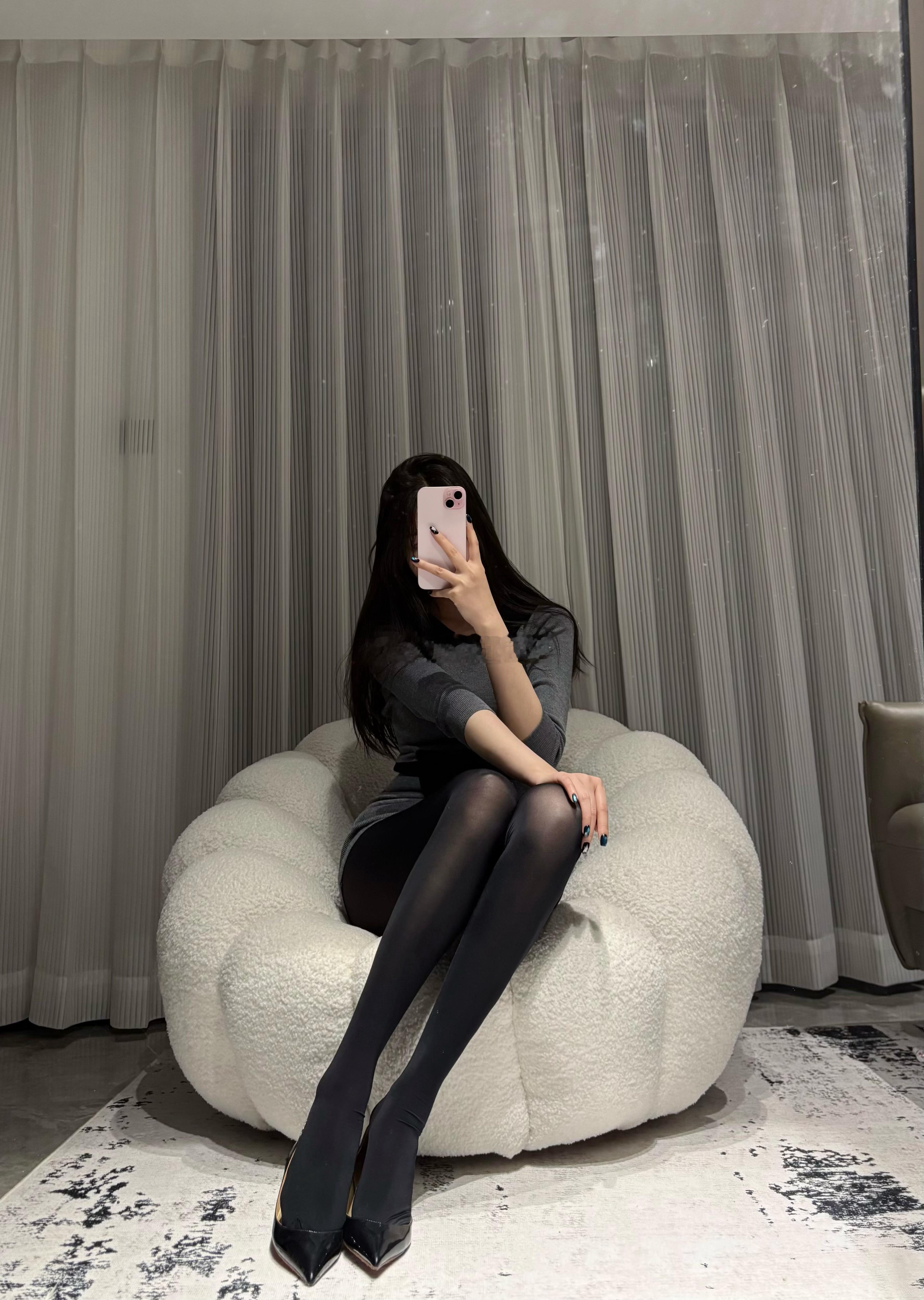 今年好流行厚黑嗷 街上好多厚黑穿搭的小姐姐绫吊带袜绫lingtouchootd