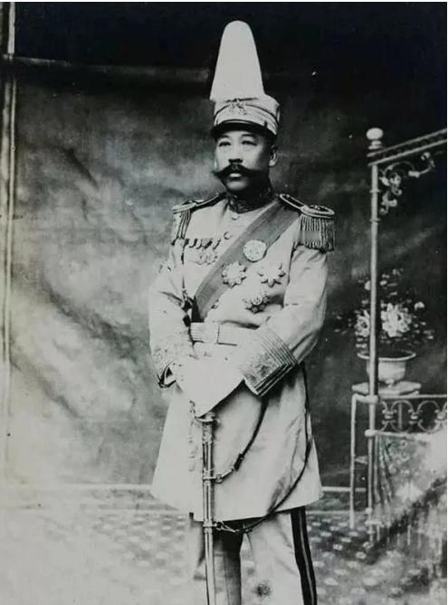 1912年，在父亲的强迫下，20岁富商千金陈寒蕊嫁给了50岁的三婚军阀。新婚之夜
