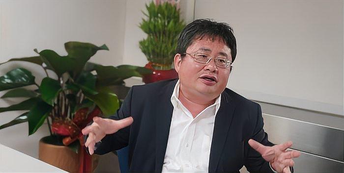 日本裔“台独”记者矢板明夫被打，我觉得这太正常了，据说是被一名香港男子打的，其面