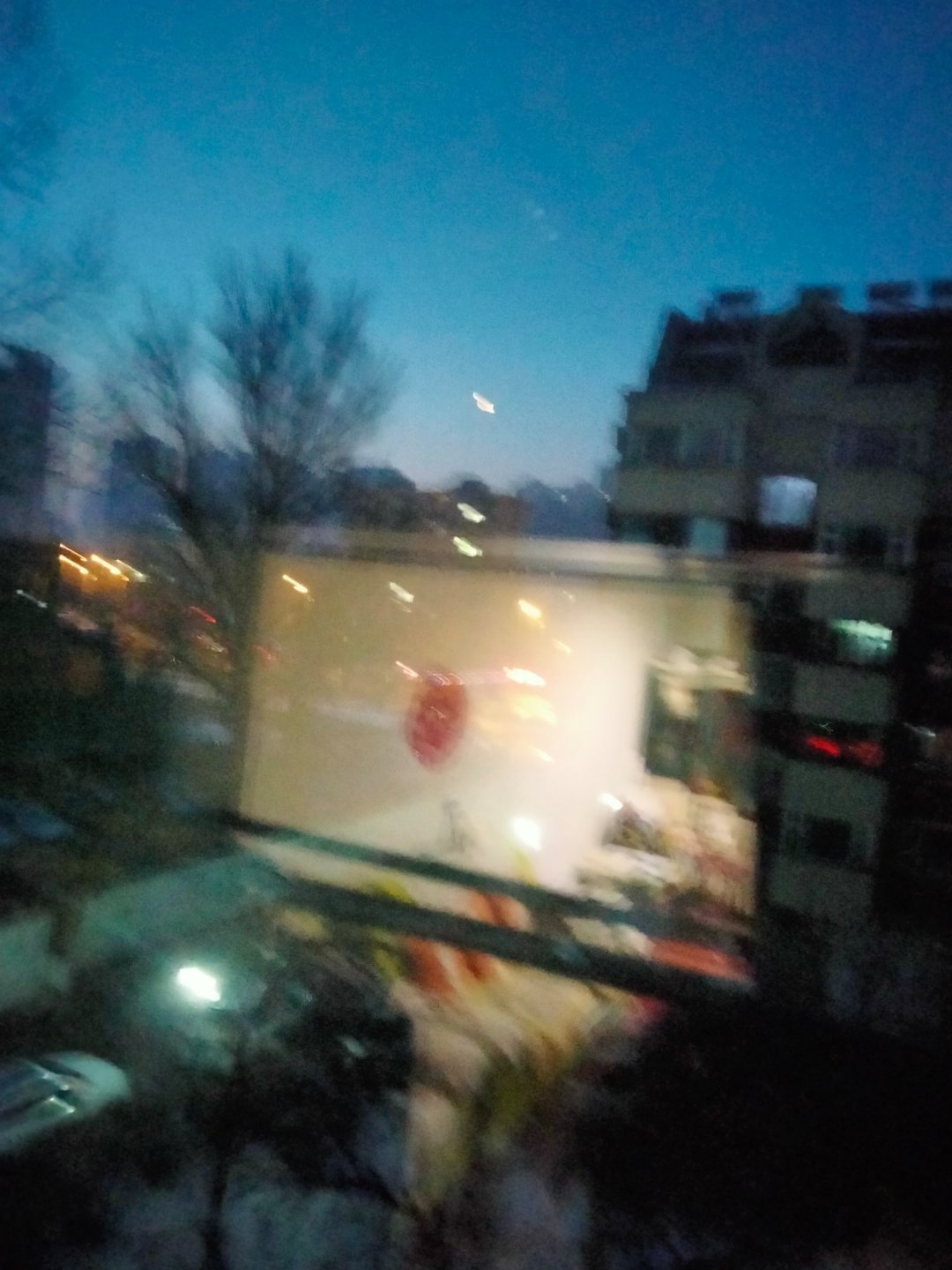 生活手记清晨的腊月。小月牙，微微笑🙂 