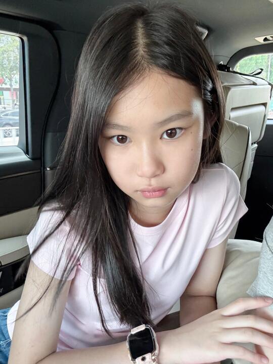 生了一个自带小猫眼妆的女儿