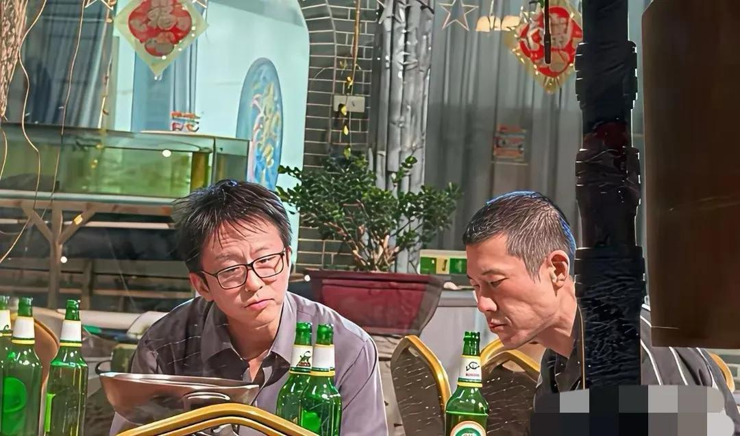 邓超icon已经46岁了，他和朋友一起吃饭的照片被网友偶遇拍到了；我感觉这才是4
