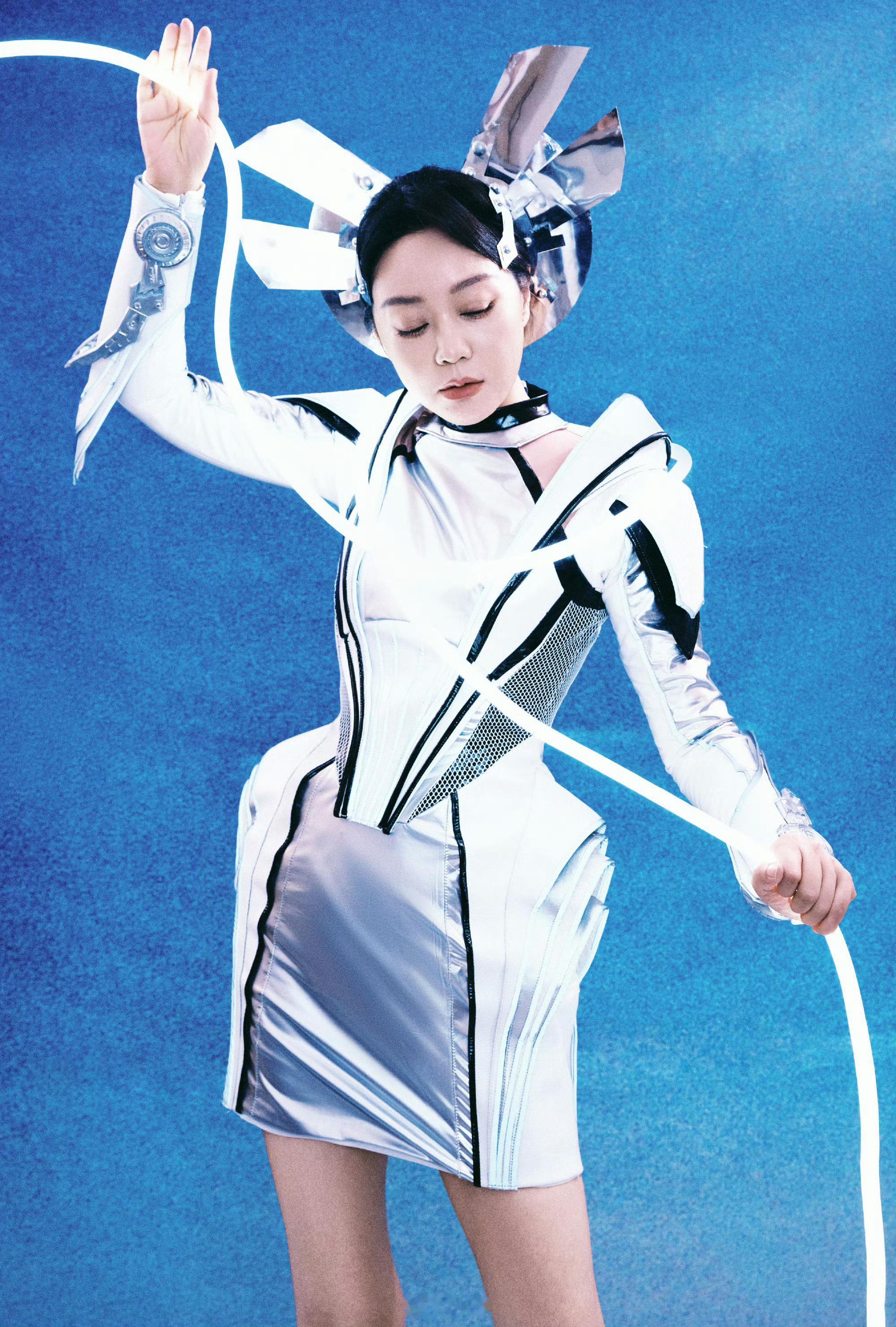 闫妮 机械姬闫妮硬照来袭，机械姬造型冷艳迷人，实力演技静待科幻大作！ 妮姐的气质