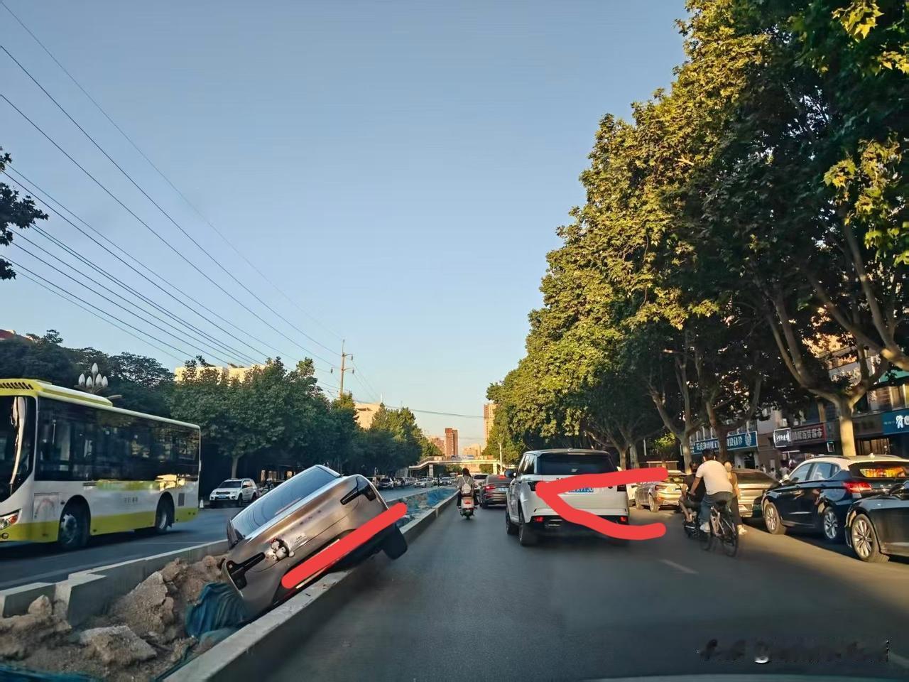绿化带的“天坑”，马家湾长庆东路，这路修的真无语，最近都不知道把几辆车叫进去了，