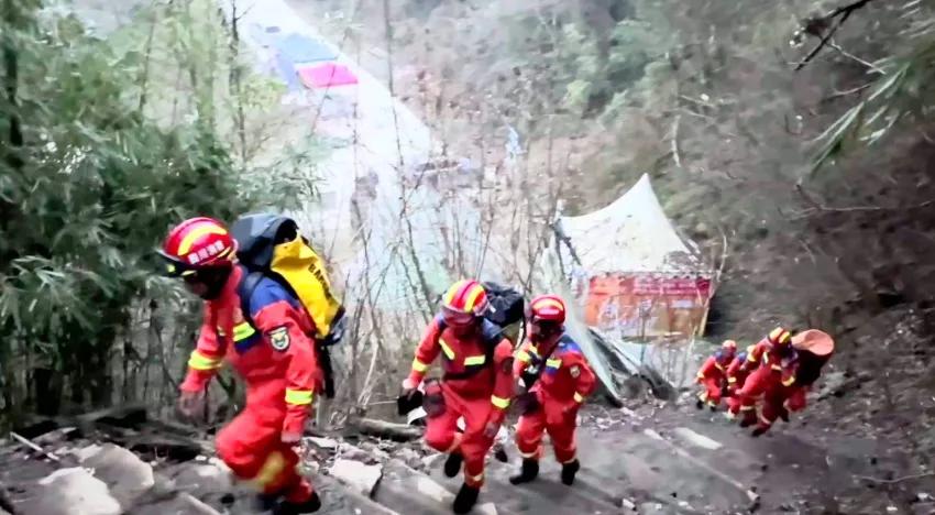 近日，四川阿坝州汶川县漩口镇赵公山东线发生了一起游客失足滑坠事件。四名游客在山中