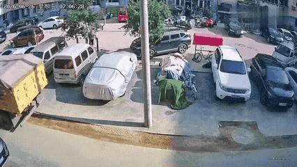 这个电线杆子也太不结实了，按道理说，里面应该有钢筋，当大车撞上之后，如果是合格的
