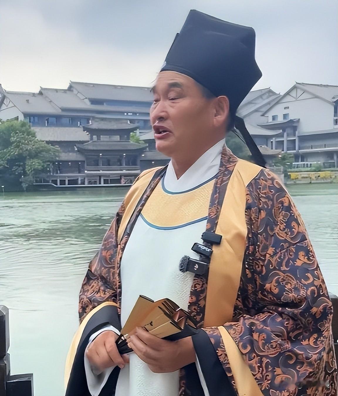 台儿庄唱红歌穿员外戏服：三方责任该一笔笔算清楚
 
此前，郭德纲擅自篡改红色经典