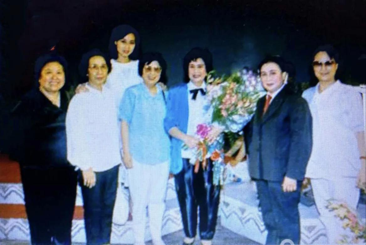 越剧“四大名旦”同台演出好像就一次吧，那就是“1979年尹桂芳越剧流派演唱会”
