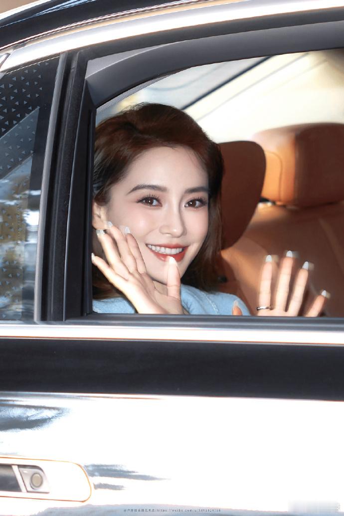 Angelababy及腰长发Angelababy上海街头被偶遇自在惬意的日常画面