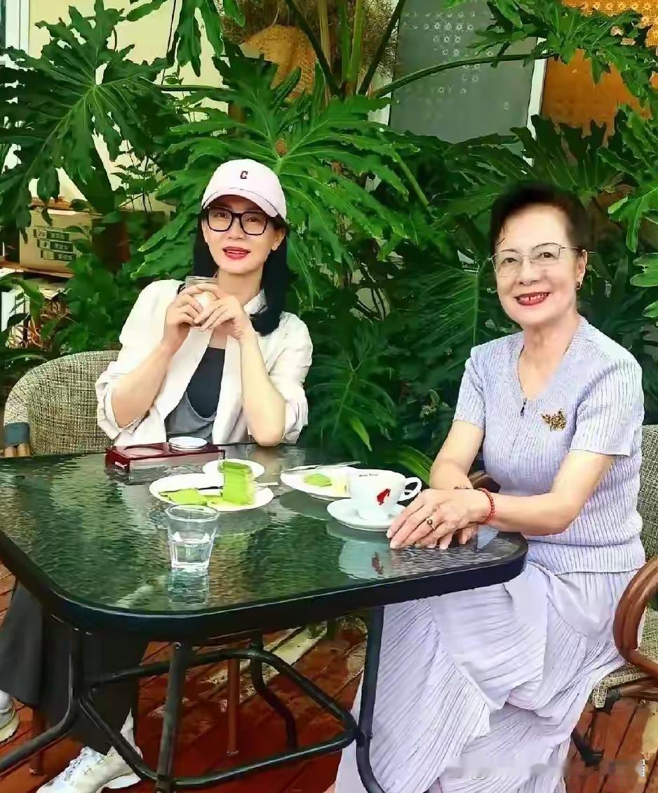 陈数陪80岁妈妈喝茶，老人家收拾得干干净净，这般体面又舒坦的状态，太让人羡慕～ 