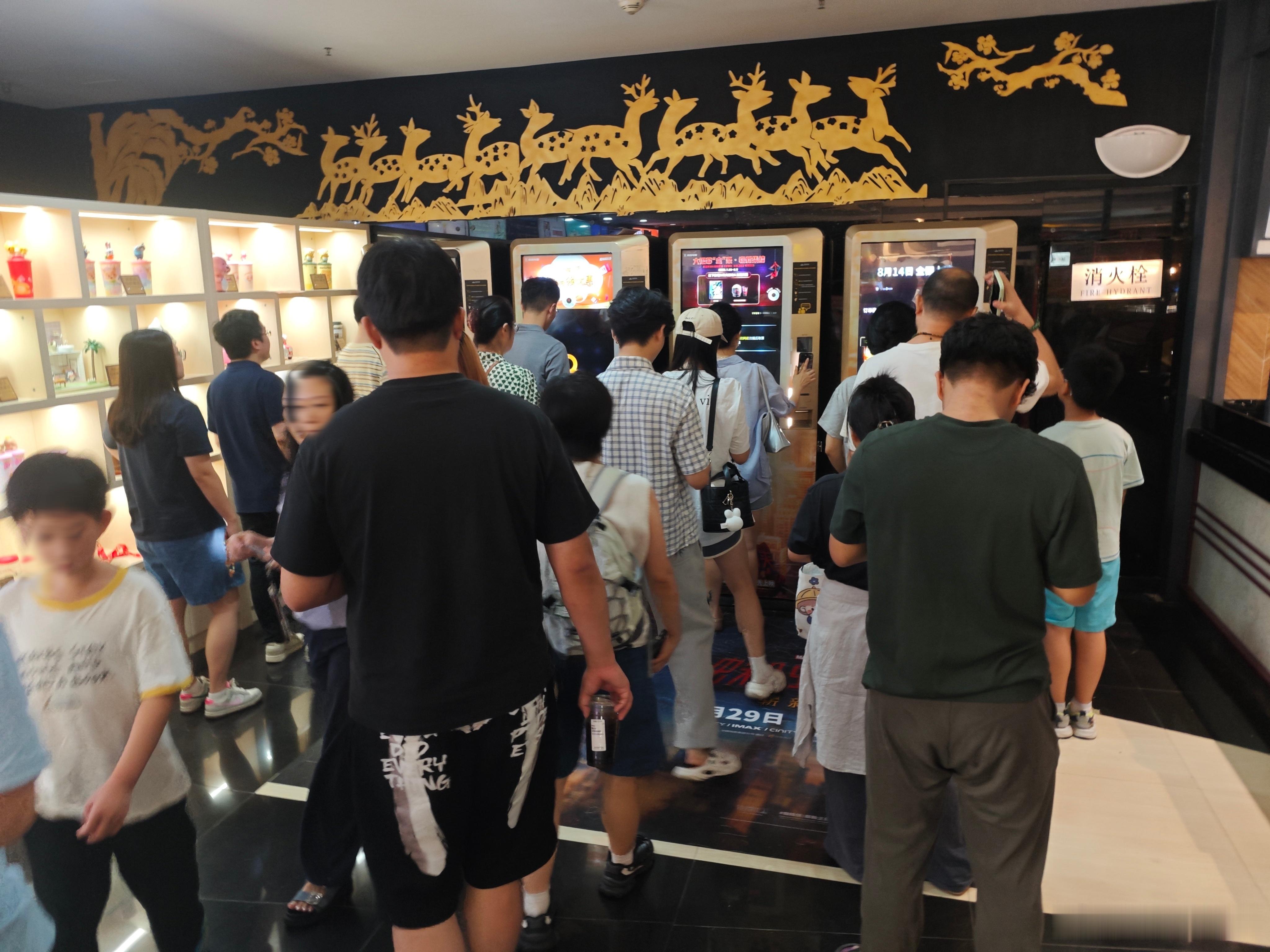 好久没看到取票排成这样了.... 