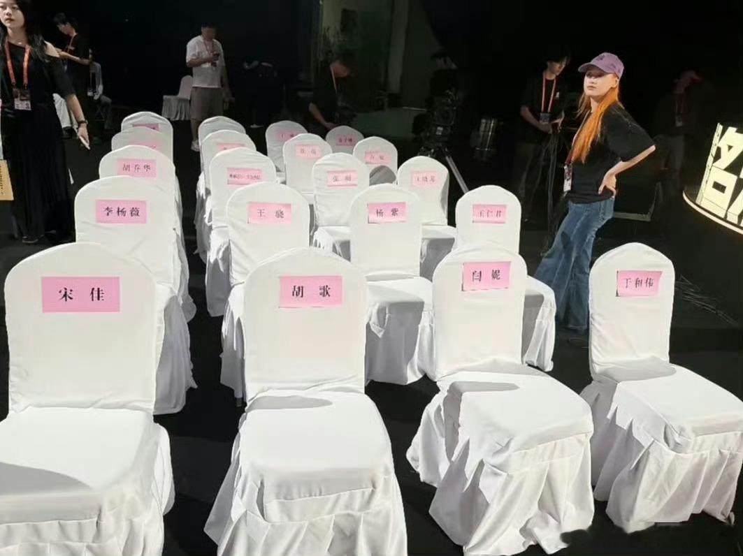看这个座位图，金鹰奖视帝胡歌和于和伟二选一，金鹰奖视后宋佳和闫妮二选一，大家觉得