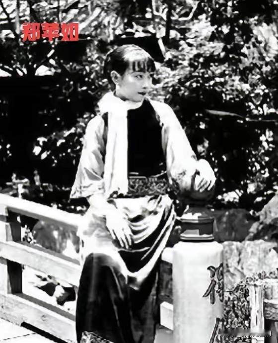 1940年深夜，民国大美女郑苹如，被秘密押到小树林执行枪决。特务垂涎她的美色，犹